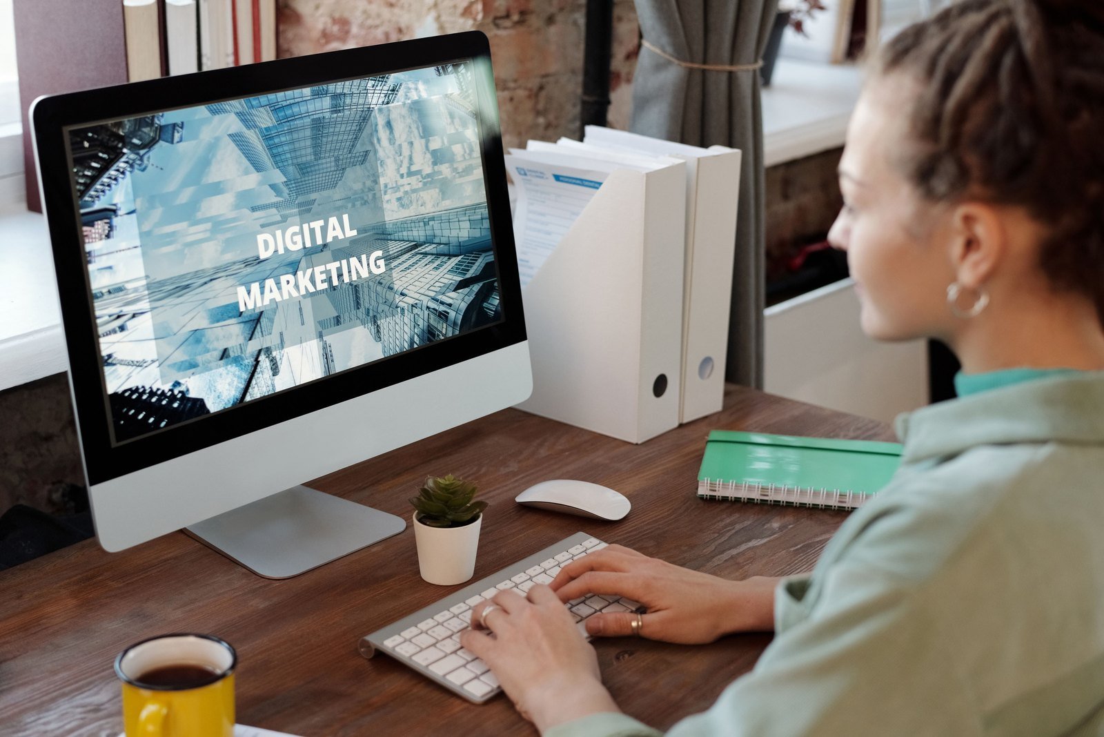 Digital marketing services in Pune – marketer working on a digital marketing campaign at a desk